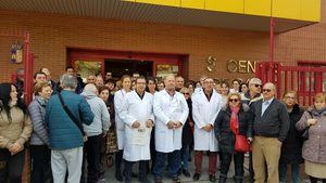 Los m&#233;dicos de Atenci&#243;n Primaria y sus pacientes se concentran en la puerta de los centros de salud y consultorios de toda Castilla La Mancha