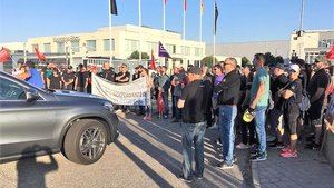 Toda la plantilla de la planta que tiene Mercedes-Benz eb Azuqueca secunda el segundo día de huelga 