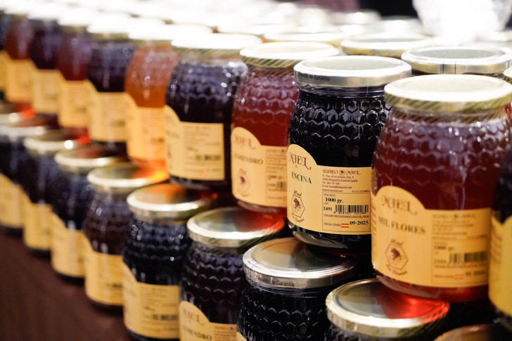 Éxito de público y ventas, pese a lluvia y nieve en la tarde del sábado, en una Feria que pone la Apicultura en candelero