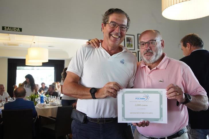 Miguel Miguez entrega el otro cincuenta por ciento a Javier Franco, de la Fundación Pablo Ugarte