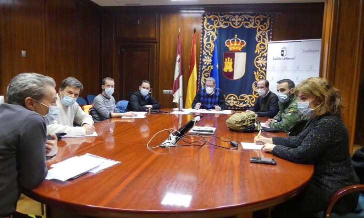 Una veintena de militares se incorporan este jueves a las labores de retirada de hielo en Cabanillas