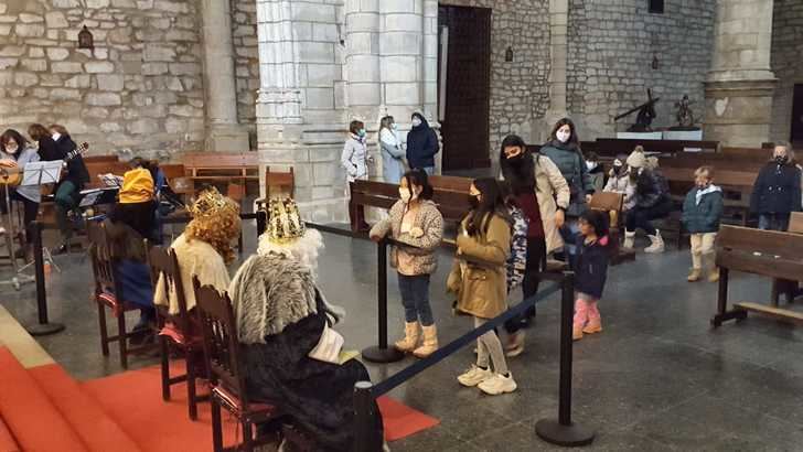 Melchor, Gaspar y Baltasar han despedido hoy la Navidad parejana en la Misa de Reyes