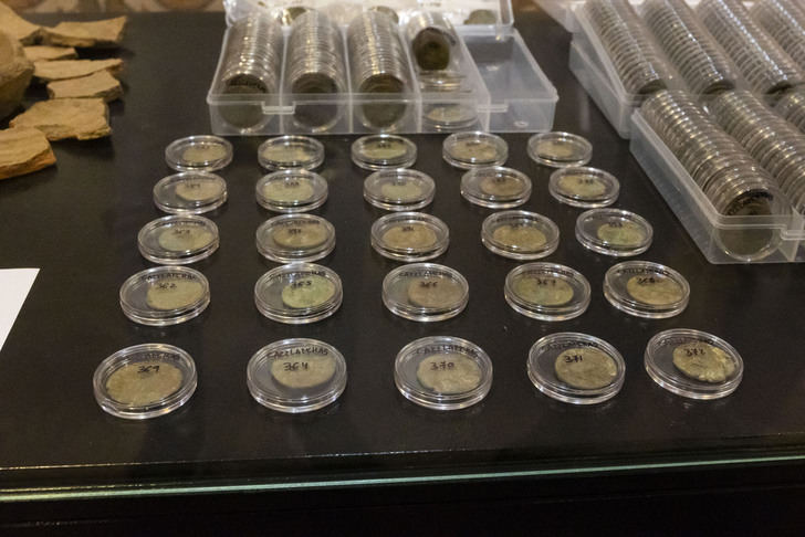 Descubiertas 473 monedas de época tardoantigua en un recipiente cerámico hallado en el Cerro de Miradores de Caracuel de Calatrava