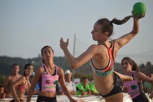 La fuentenovillera Mónica Cámara, una estrella del balonmano playa español