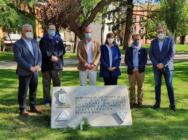 Diputación y Ayuntamiento de Guadalajara instalan en la Concordia un monolito en homenaje a las víctimas del Holocausto