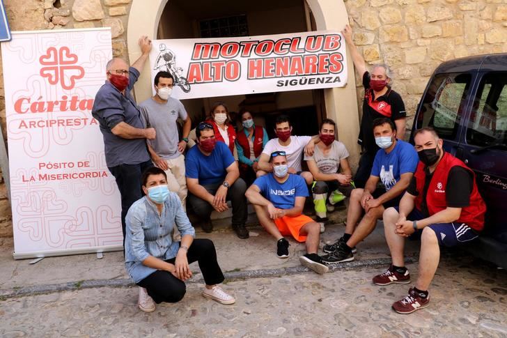 El MotoClub Alto Henares entrega casi 5.000 kilos de solidaridad seguntina a Cáritas