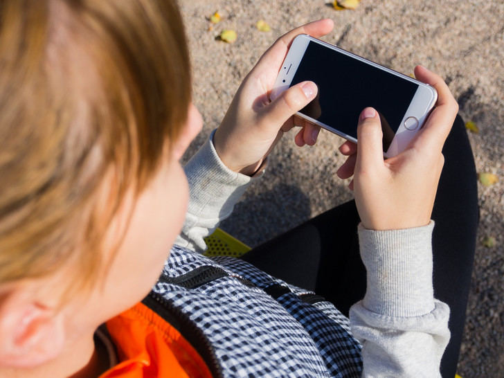 ¿Primer móvil? 7 consejos clave para que los menores hagan un uso responsable de él