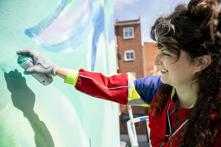Dos murales pintados por la azudense Paula Fraile dan la bienvenida a Azuqueca a los usuarios de la estación de tren