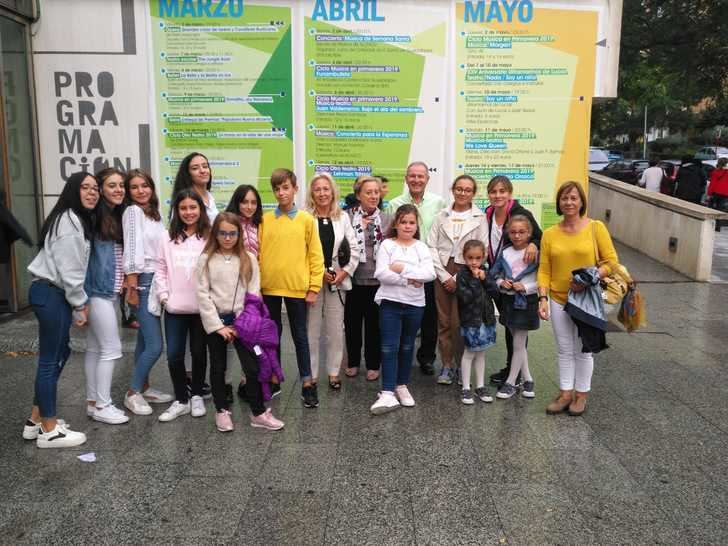 Los participantes del VII Certamen Cultural David Vilela Fernández disfrutaron de una tarde de teatro en Yebra