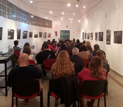 Éxito de asistentes en la presentación del libro Premio Nadal 2022 en la Biblioteca de Alovera: Las Formas del Querer