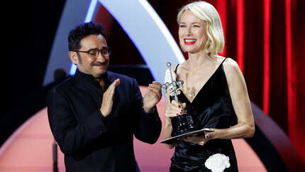 Naomi Watts recibe el Premio Donostia de manos del director José Antonio Bayona