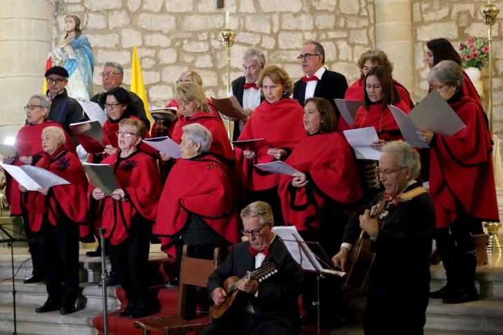 Un millar de personas le dan la bienvenida a la Navidad en Pareja