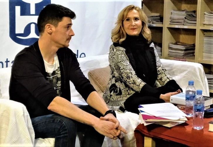 La periodista Nieves Herrero desvela los entresijos de su novela Esos días azules a los lectores de Valdeluz