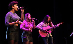 El country rock de Nat Simons triunfó en las Noches Acústicas de Cabanillas