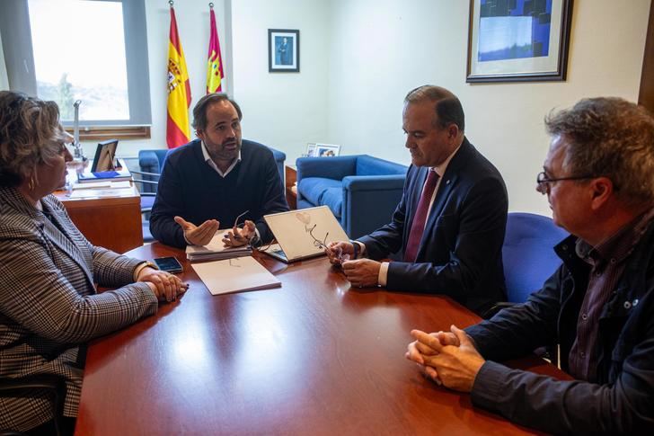 Núñez afirma que no es momento de pensar en competencias, sino de cooperación, coordinación y entrega con los damnificados por la DANA