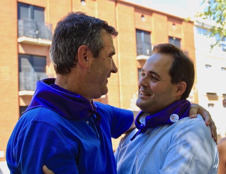 El precandidato a suceder a Cospedal en el partido Paco Nuñez con Román en la Paella Solidaria del PP en Guadalajara
