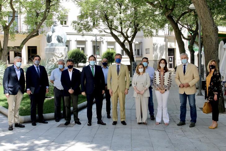 Núñez a los autónomos: Podéis contar conmigo para proteger vuestros intereses y rechazar frontalmente la subida de impuestos que os quiere imponer Sánchez