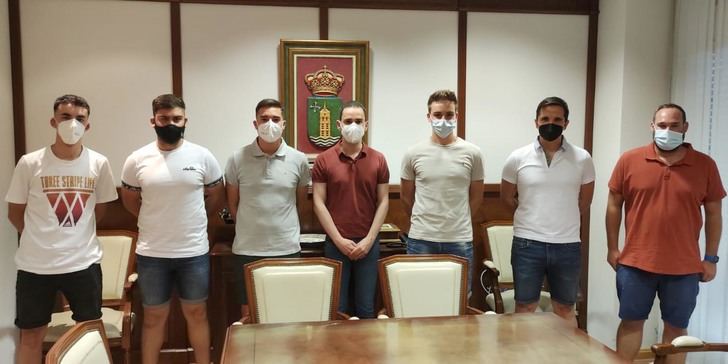 El alcalde expresa al Sporting Cabanillas el apoyo del Ayuntamiento, en el momento del relevo de directivas