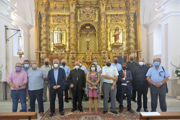 La remozada iglesia de Canredondo recibe la visita de Vega y el obispo Atilano Rodríguez
