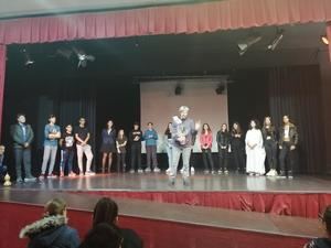 Obra de teatro de escolares delante de la propia autora en Alovera