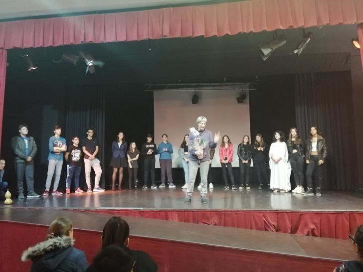 Obra de teatro de escolares delante de la propia autora en Alovera