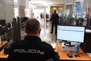 La Policía Nacional refuerza el servicio del DNI e insta a todos los ciudadanos a que renueven sus documentos para mantenerlos en vigor
