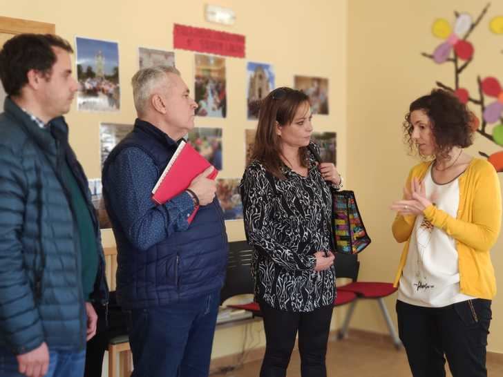 Olga Villanueva visita el centro asistencial de Atanzón para conocer su programa de atención a personas mayores