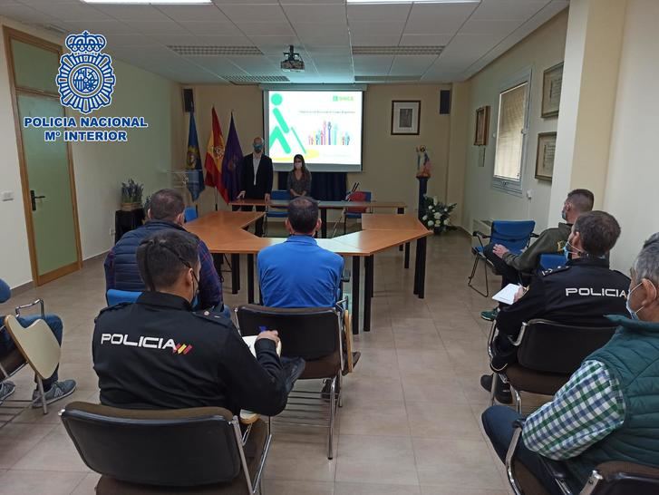 La Policía Nacional amplía su formación, gracias a la ONCE, para mejorar la atención a las personas con discapacidad visual de Guadalajara