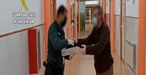 La Guardia Civil distribuye material informático a alumnos del instituto de Yunquera de Henares para que puedan seguir las clases desde sus domicilios
