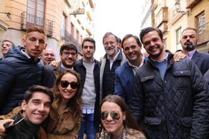Paco Nuñez de "paseo electoral" con Mariano Rajoy por las calles de Toledo