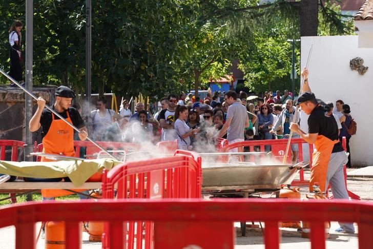 Imagen de archivo de la primera paella popular solidaria, celebrada en las Fiestas de Septiembre de 2019. Fotografía: Ayuntamiento de Azuqueca