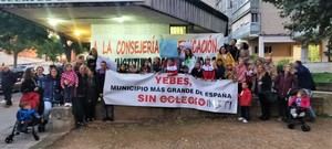 Desilusión de la Asociación de padres y madres del Colegio Público Jocelyn Bell de Valdeluz-Yebes que fueron en busca de Emiliano García-Page