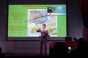 Un equipo de paleontólogos explica a los tamajoneros la importancia de los hallazgos habidos en el municipio