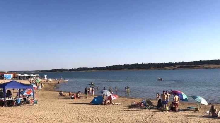 Aluvión de bañistas en el pantano de Buendía por el cierre de zonas baño de Madrid