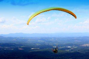 Un herido al sufrir una caída cuando aterrizaba en parapente en Alarilla