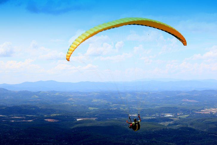 Un herido al sufrir una caída cuando aterrizaba en parapente en Alarilla