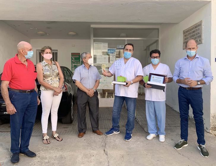 Pareja reconoce a los héroes locales de la pandemia