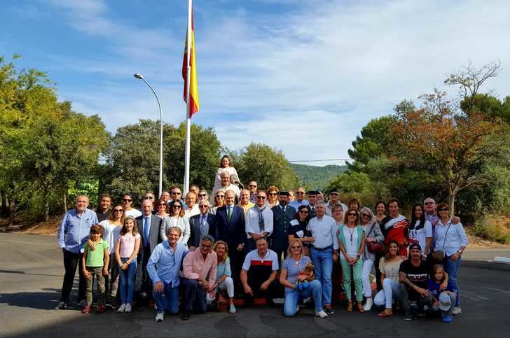 La Urbanización Las Anclas de Pareja ya luce la bandera nacional