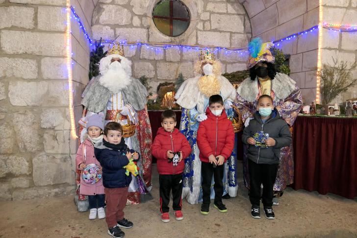 Los Reyes Magos destacan que todos los niños de Pareja les han pedido el fin de la pandemia en sus cartas