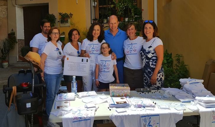 Pareja dona 1.700 euros a la Asociación Mi voz por tu sonrisa