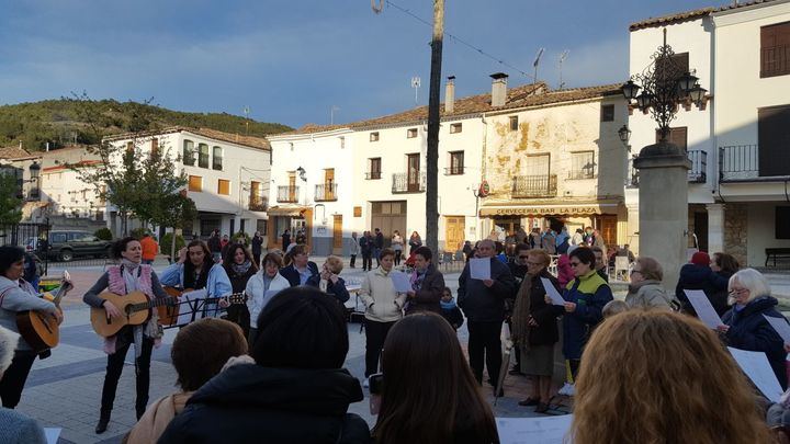 La plantación del mayo y sus cánticos cierran el brillante 'Abril Cultural' 2018 de Pareja