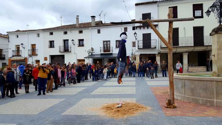 El mal tiempo no deslució la concurrida Semana Santa parejana