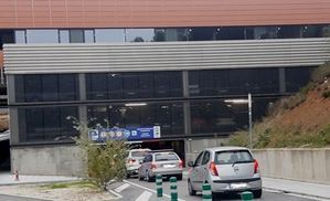El parking del Hospital de Guadalajara es caro, y una ratonera para los usuarios atrapados que hacen cola cada día en la entrada y salida