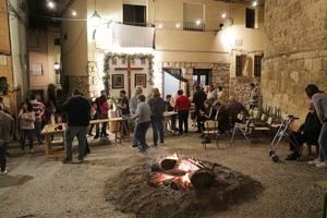 Pastrana recibe el mes de las flores con las jotas, dulzainas y armonía vecinal de las Cruces de Mayo