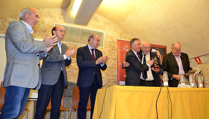 Pastrana homenajea a José Luis Herguedas por sus 36 años al frente de la Feria Apícola