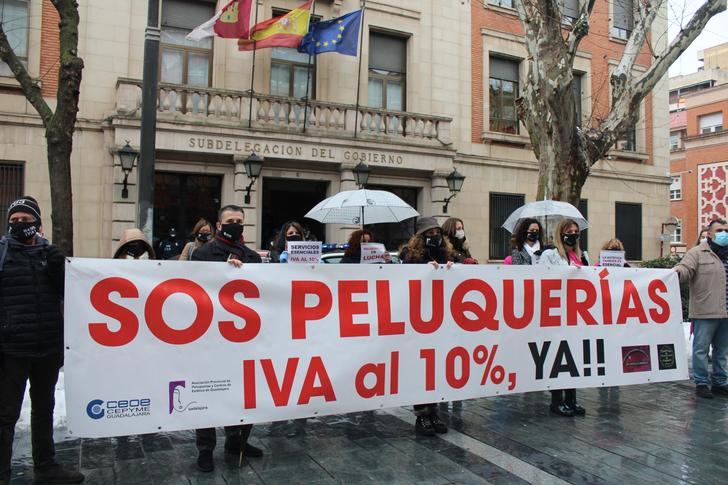 La Asociación de Peluquerías y Centros de Estética de Guadalajara vuelven a concentrarse para pedir la bajada del IVA al 10%