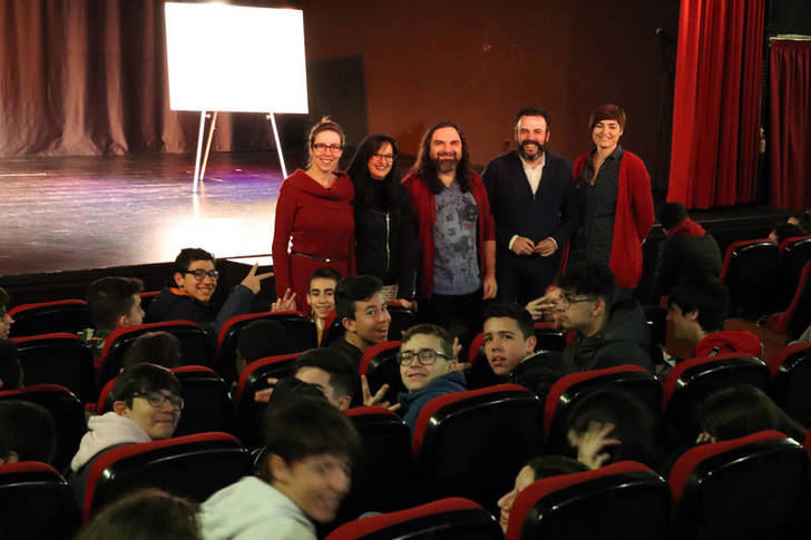 Sobre estas líneas, el alcalde y la concejala, junto a los contadores Pep Bruno y Aurora Maroto, la directora de la Biblioteca. Fotografías: Ayuntamiento de Azuqueca