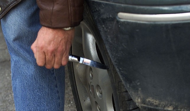 Pincha las ruedas de un furgoneta por estar aparcada “demasiado cerca” de su vehículo en Guadalajara