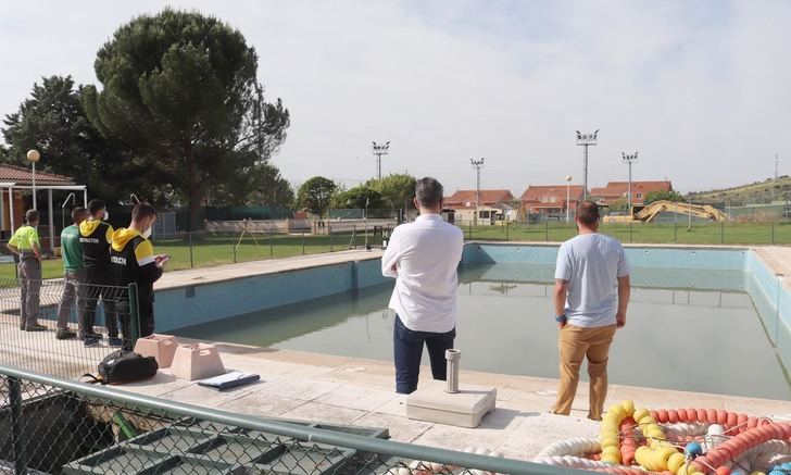 El Ayuntamiento de Cabanillas ejecuta trabajos de puesta a punto en la Piscina de Verano, de cara a su apertura estival