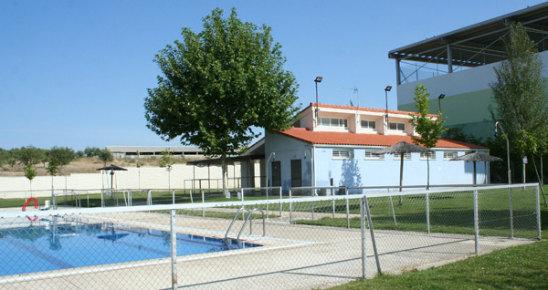 El PP de Villanueva de la Torre denuncia que la piscina municipal funciona “sin tener un contrato en regla” 